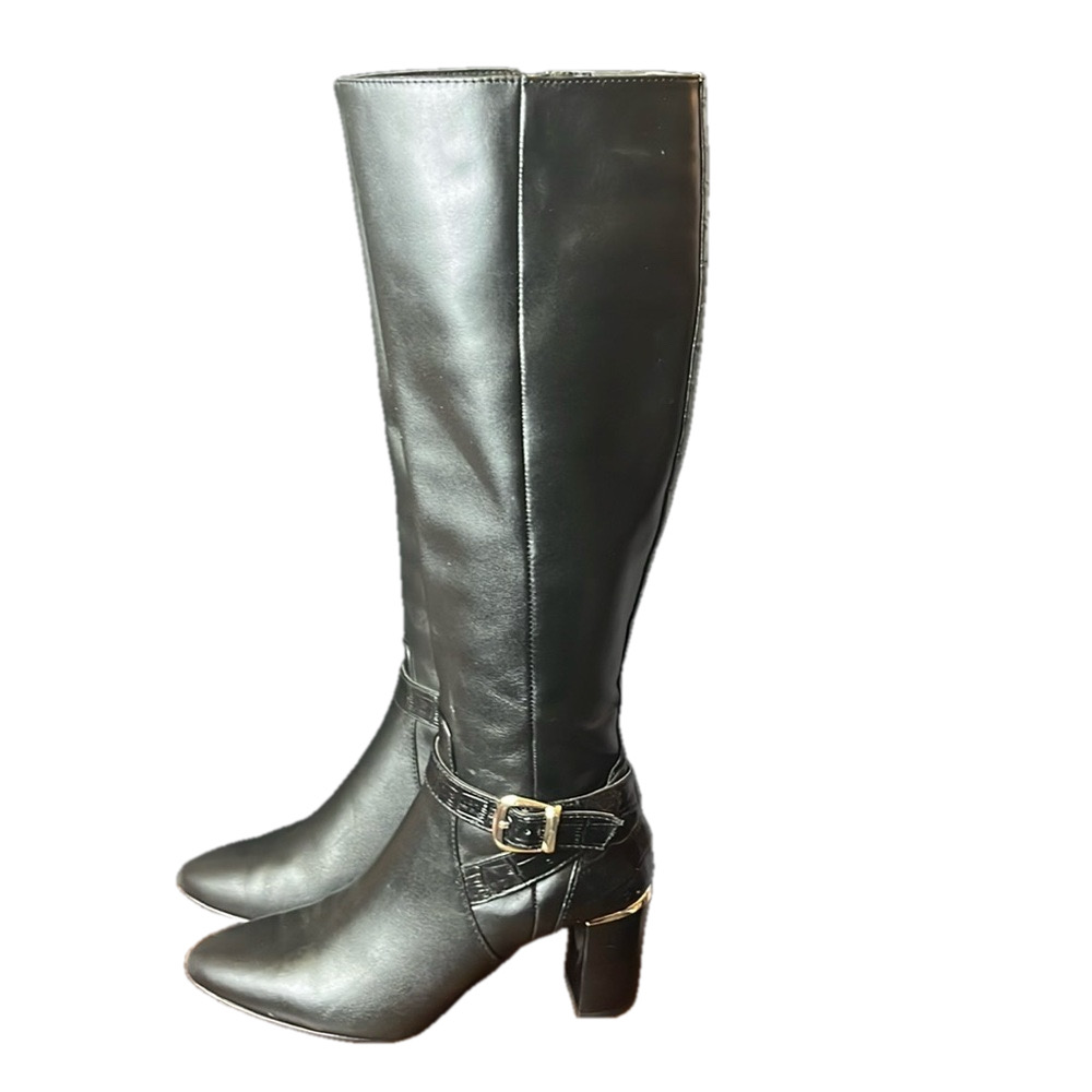 👢 EUC White House Black Market knee high zip up heeled boots.